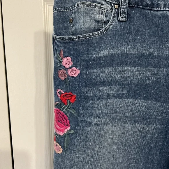 Laurie Felt - Picture 3 of 9